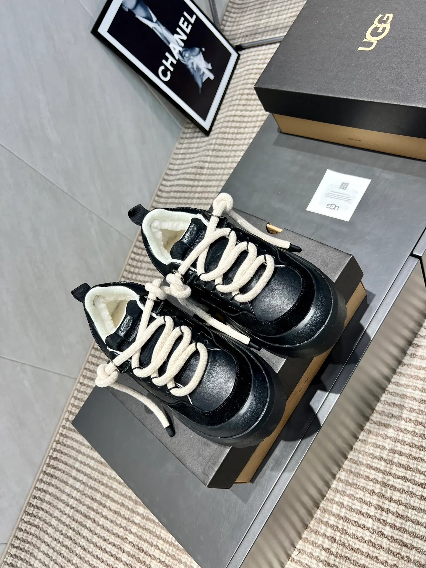 Factory: Couple P620💰 "Exclusive top version" UGG~25vs popular platform thick-soled casual shoes series... [Couple's thick-soled Maori casual shoes] A shoe that will not clash with shirts, simple partition design ➕ spotted outsole, silk curly upper, a must-have for autumn and winter, can be worn with any pants or skirt, very comfortable and good-looking... ❶Fabric: Original customized cow ➕ Sheepskin ❷Inner lining: original customized wool ❸Feet: original customized sheepskin ❹Outsole: original molded foam outsole ❺Number: 35-44 (Female 41. Male 45. Customized, non-returnable) ❻Packaging: Original full set of packaging ☀Color: Official website updated simultaneously